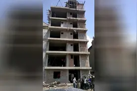 农村7层自建房，没吊车电梯如何运水泥，工人自制设备速度超吊车视频封面