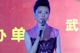 主持人周涛罕见全家福，妈妈潮范十足！视频封面