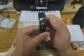 埃微蛋卷手环开箱及体验评测，造型时尚大方秒杀小米手环2视频封面