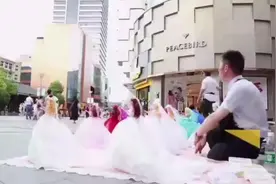 合肥无腿小伙：街头摆摊6年只为活得更好。在合肥摆摊的明月酷似黄晓明，外表俊朗，但经历却颇为坎坷@支付宝 #励志视频封面