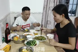 媳妇晚餐做了三菜一汤，陪着老公边喝酒，边聊天，这种感觉真好！视频封面