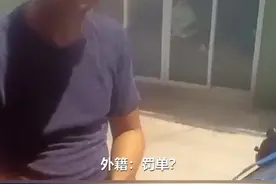外籍男子骑车不戴头盔被抓 交警全程对飙英语 #老外 #交警视频封面