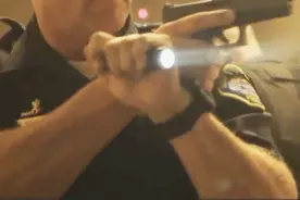 美国警察为何都反持手电筒视频封面