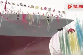 我国055万吨级大驱逐舰下水高清实拍视频封面