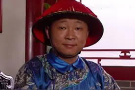 《康熙微服私访记》两版三德子现状：赵亮回乡养鸡，吴军夺双料影帝图片