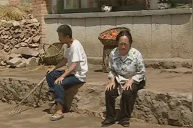 农村女孩进城打工，大妈却坐在地上大哭：好好的闺女落进虎口咯！视频封面