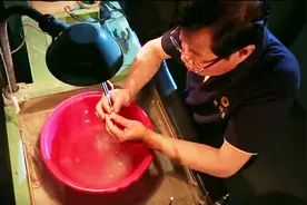 北京大爷雕玉40年，恢复失传300年金镶玉，一件就能买套房视频封面