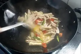 爽口的泡椒鸭脆肠怎么做好吃又简单，顾李爸爸教你两步搞定……视频封面