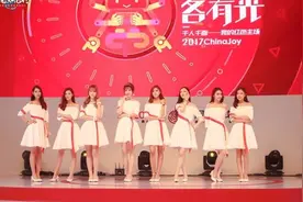 网易这款游戏创颜值新高，玩家被美女拉着试玩，笑得合不拢嘴图片