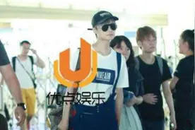 李宇春返京现身机场，一双大长腿无处安放，背带裤只穿一半图片