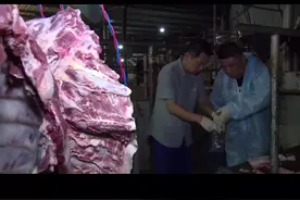 太恶心！湘潭这家农贸市场销售疑似病死猪肉,查获近千斤白板肉!市场监督管理局将严厉打击…@抖音小助手视频封面