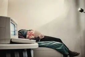 看着好心酸，宝宝出世就看不到爸爸！图片