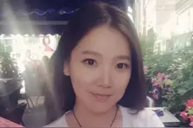 惋惜？美女记者最后还是没能抵制小龙虾的诱惑！图片