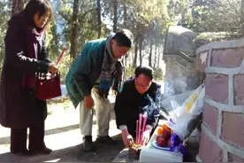 日本友人来许昌襄城县祭英魂图片