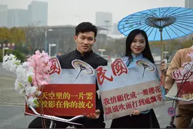 奇葩异装情侣穿越广州，只为寻初恋！图片