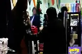 美女故意把裙子撩起来 测试众人的反应图片
