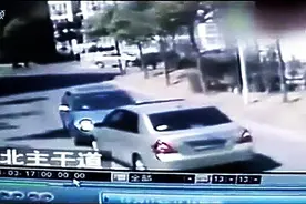 看看女司机的凶残！两女司机互不相让 最后直接朝人撞上去！图片