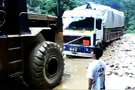 满载大货车强行闯泥地结果趴窝了，救援行动太失败，司机崩溃了！图片