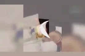 实拍土豪求婚时在鲜花下藏成捆现金 女友激动尖叫视频封面