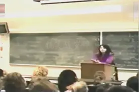 女教师靠着桌子讲课，男学生发现不对劲，监控拍下这一幕！视频封面