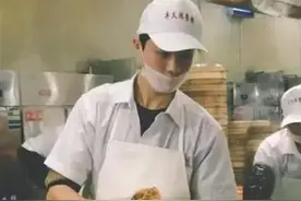 高校食堂煎饼小哥走红帅哭一群妹子 每天排队目睹真容图片