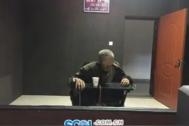 眉山法盲老汉 年轻杀妻年老捅邻居图片