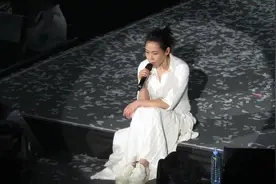 刘若英在香港演唱会，翻唱《心动》真的是太美太好听了！视频封面
