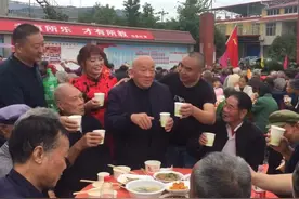 浓浓的敬老情，四川江油大康镇旧县村为全村老人过重阳节。