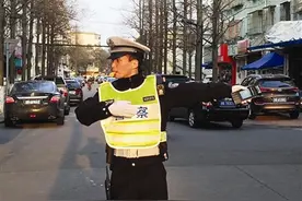 在十字路口演绎责任与爱--记镇海区道德模范交警丁森寅图片