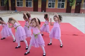 幼儿园小班舞蹈《甜蜜的爱》图片