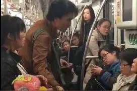 上海阿姨舌战地铁乞讨者 网友：伸手要钱是正大光明还是恬不知耻？图片