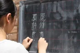 厉害！濮阳14岁女孩双手握笔，同时写正反字丨视频图片