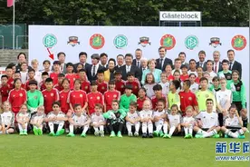 入选中国校园U12足球队 重庆小女孩柏林炫球技图片