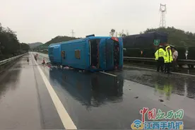 载56名乘客大客车在厦蓉高速侧翻 致20余人轻伤图片