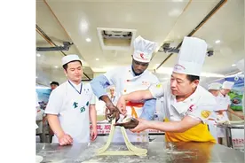 “老外”学做兰州牛肉拉面图片