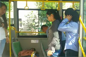女乘客下车时晕倒 昆明公交65路驾驶员及时抢救送医图片