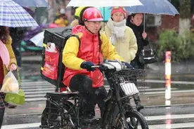 对外卖小哥客气些，因为他有可能是拳王图片
