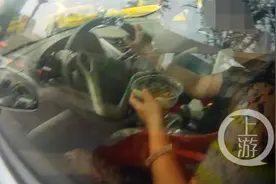 这个女司机一手开车一手捧着冰粉往嘴里送图片