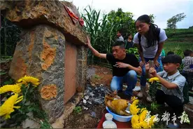成都后人赴云南祭拜远征军阵亡将士：我把家乡的土带来了图片