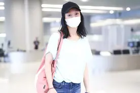 关晓彤的”软萌“毛毛拖鞋 暴露盛夏少女心图片