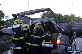 广东普宁发生一吊车侧翻事故致7人死亡图片