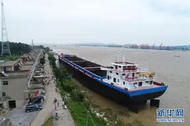 江西九江：五千吨货轮搁浅长江堤岸边图片
