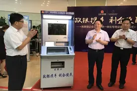 全国首台商事登记全自助证照一体机在合肥率先启用图片