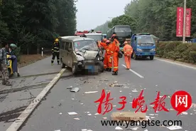 跟车太近面包车追尾拖拉机 拖拉机被撞进树丛中，2人受伤1车报废图片