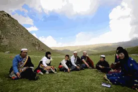 祁连山下的托茂人：身着藏袍的穆斯林图片