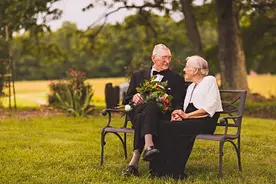 美夫妇拍情侣写真庆祝结婚65周年图片