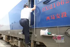 西安铁路局安康机务段：火车司机的免费“桑拿”图片