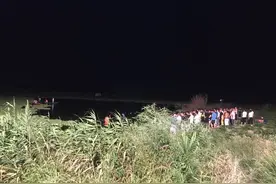 感人！为救孙儿，深陷淤泥的爷爷至死都保持托举姿势图片
