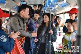 石家庄公交二公司开展为让座的人送花学雷锋系列活动图片