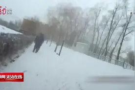 心太大了！妈妈带儿子上冰玩耍，先后掉进冰窟！视频封面